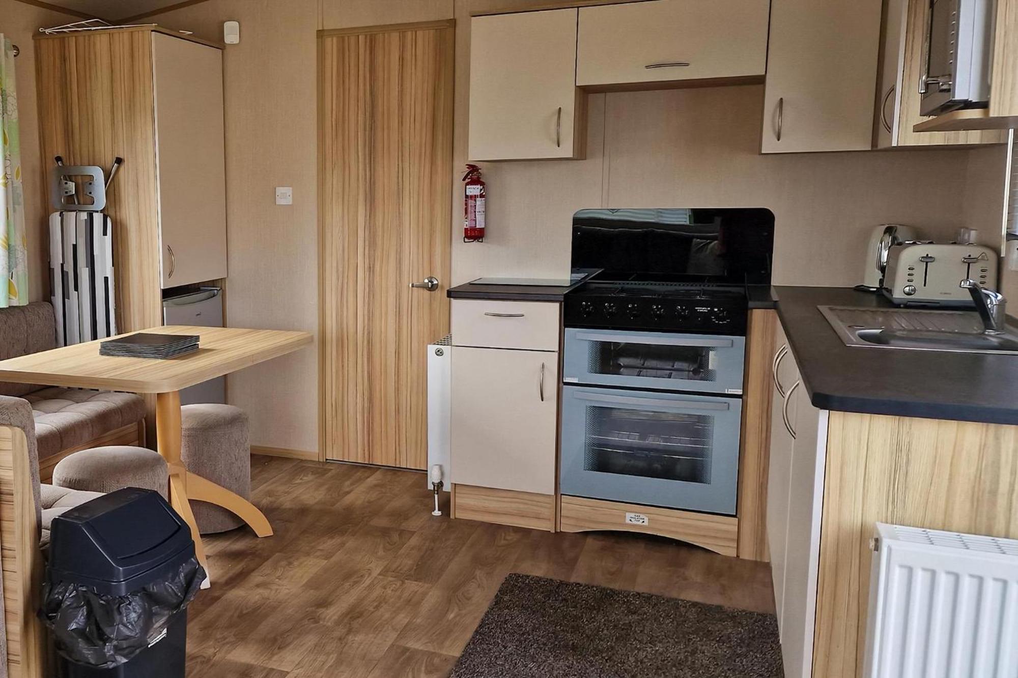 8 Berth Caravan For Hire At Manor Park Near To A Great Beach Ref 23041C Hunstanton Zewnętrze zdjęcie