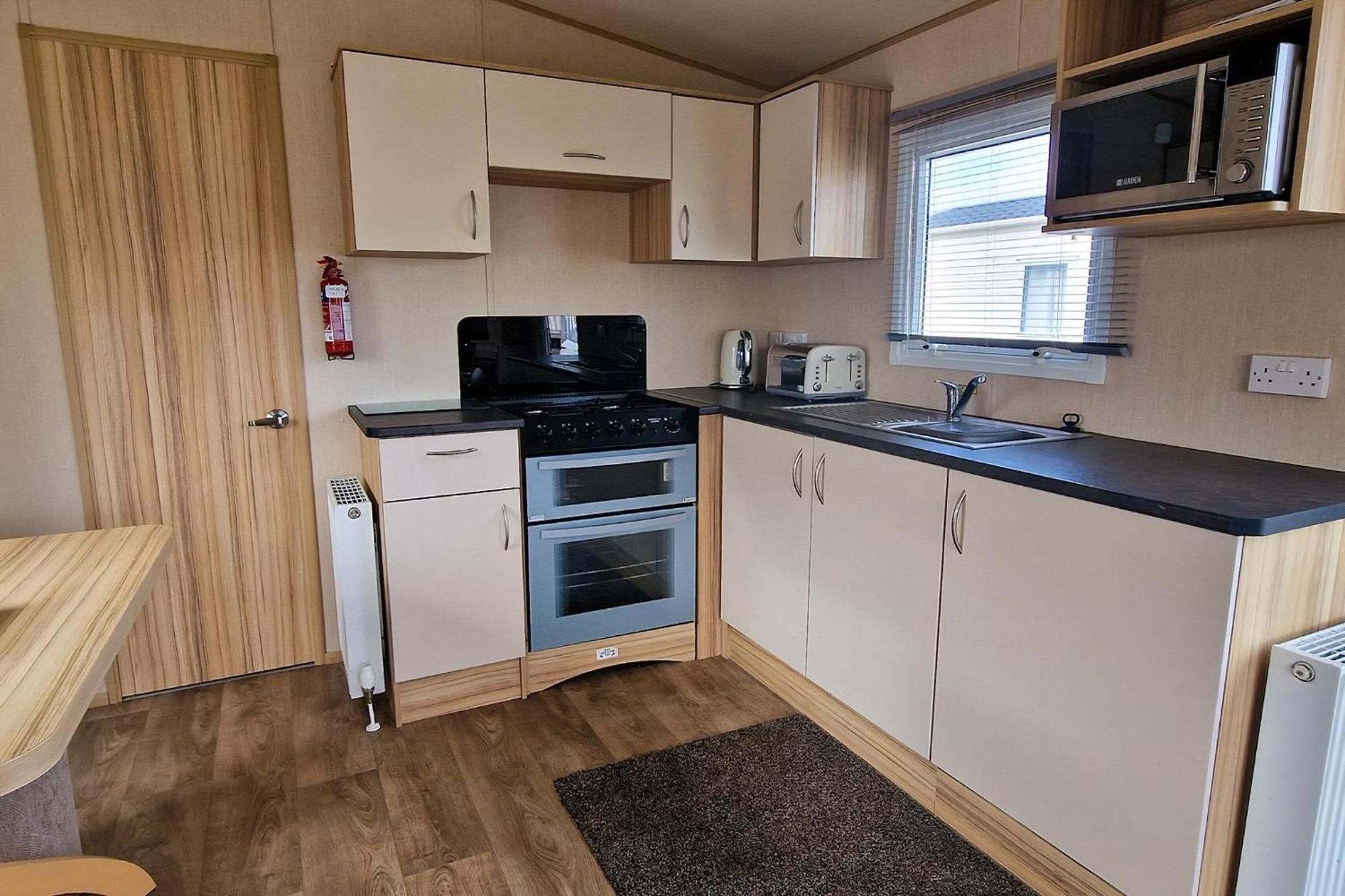 8 Berth Caravan For Hire At Manor Park Near To A Great Beach Ref 23041C Hunstanton Zewnętrze zdjęcie